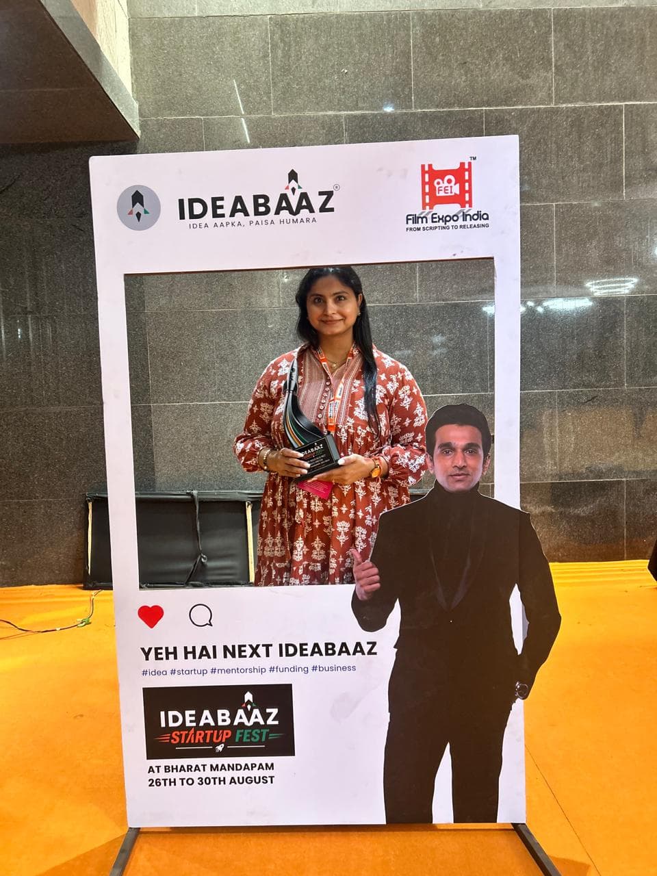 Vartika holding the Ideabaaz award at Bharat Mandapam